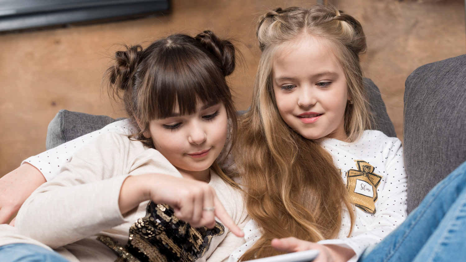 young-girls-reading