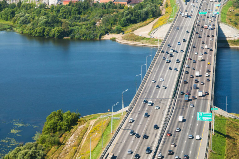 car-traffic-bridge-moscow-river