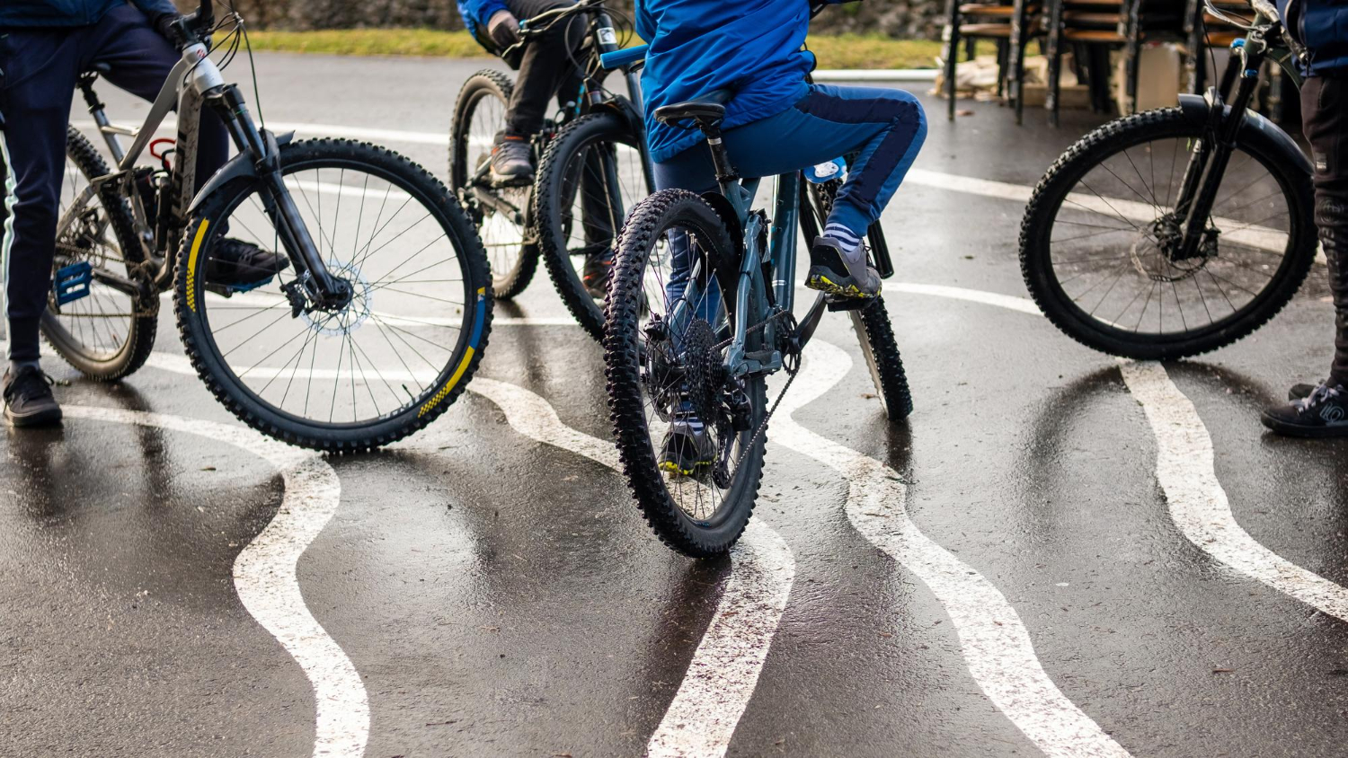 children-bikes-riding-city