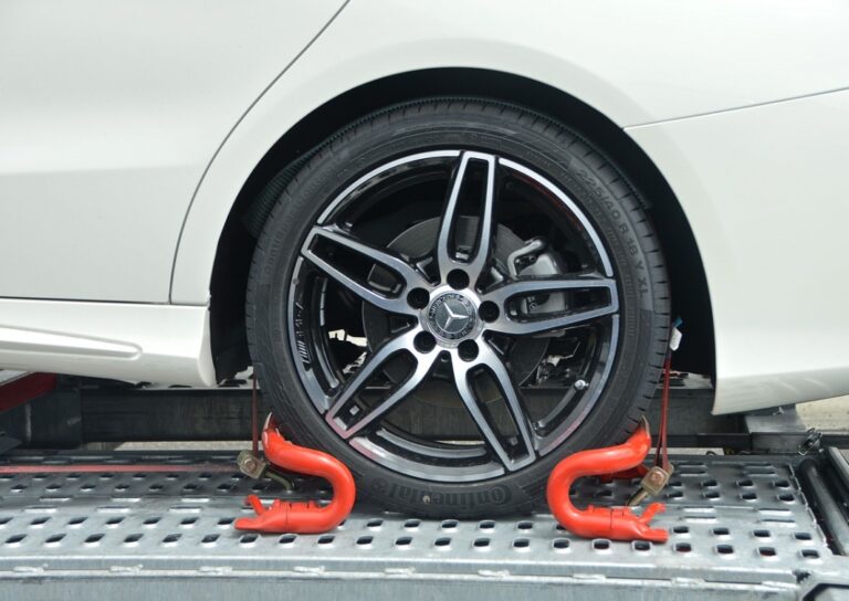 22-latek uszkodził trzy samochody jadąc na podwójnym gazie