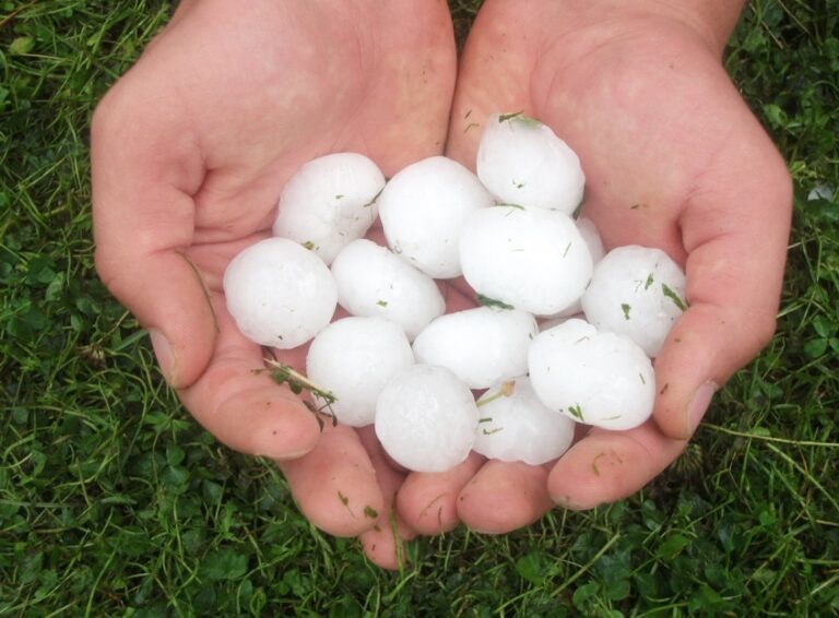 Nocne gradobicie w miejscowości Nowa Jastrząbka: uszkodzone dachy i intensywne interwencje straży pożarnej