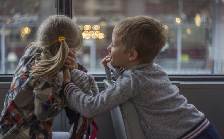 Złote wozy elektryczne przyciągają turystów w Tarnowie