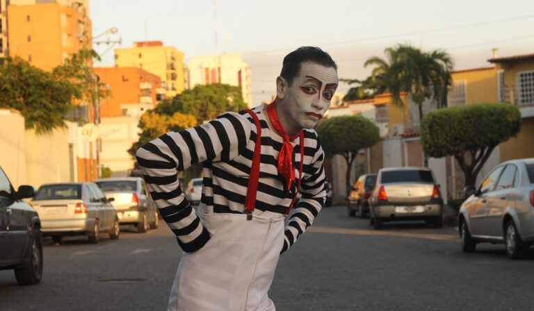 "In blue": Podróż do krainy wyobraźni z Teatrem AKT