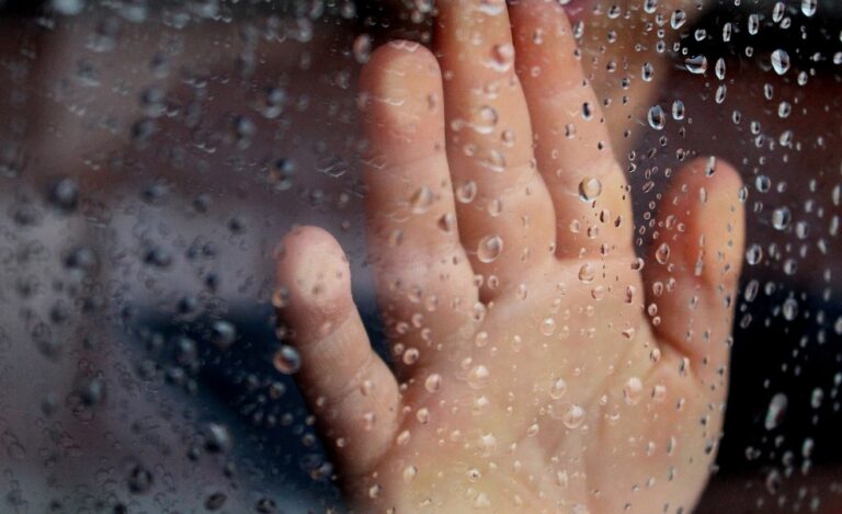 Potężna nawałnica szaleje na Podkarpaciu: setki interwencji strażaków, powalone drzewa i zerwane dachy