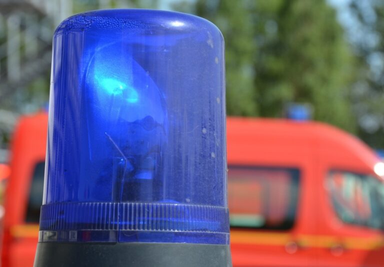 Wypadek na ulicy Warszawskiej: samochód wpadł w rów, kierowca w szpitalu