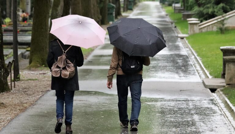 Przed burzami z silnym deszczem ostrzega Instytut Meteorologii i Gospodarki Wodnej