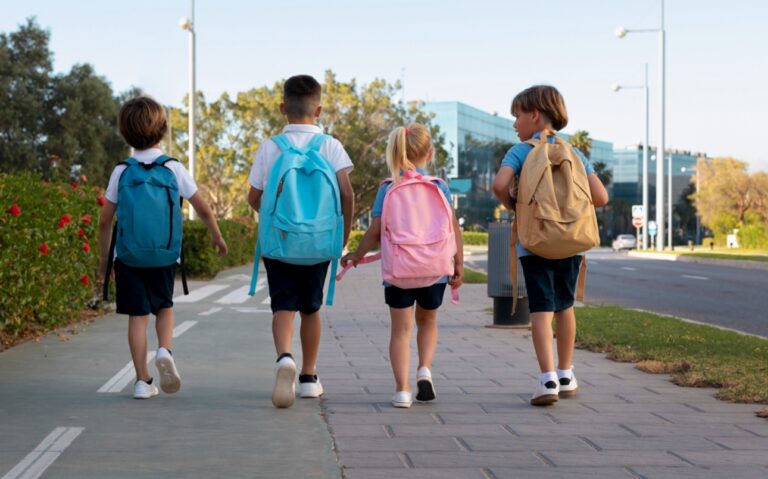 Akcja „Bezpieczna droga do szkoły z Mrówką” edukuje pierwszoklasistów