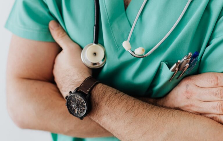 Zasypiając za kierownicą, kierowca powoduje zniszczenia na drodze w Siedliskach