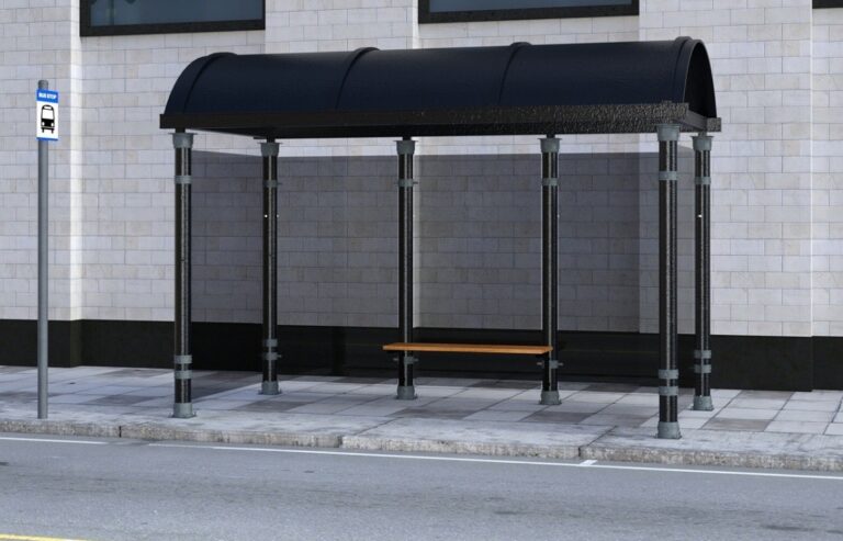 Przystanek autobusowy między Tarnowem a Dąbrową Tarnowską padł ofiarą wandalizmu