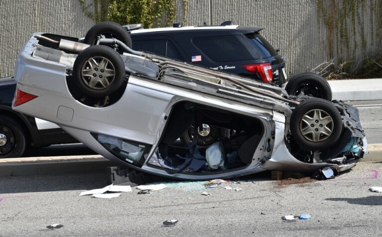 Tragiczny wypadek drogowy w Tarnowie: dwa samochody zderzyły się, jeden przewrócił na dach