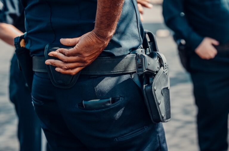 Policja w Tarnowie poszukuje osoby powiązanej z uszkodzeniem samochodów w Tuchowie