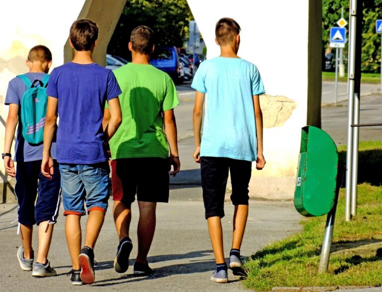 Agresywny incydent w Tarnowie: nastolatkowie zaatakowali pięciu mężczyzn