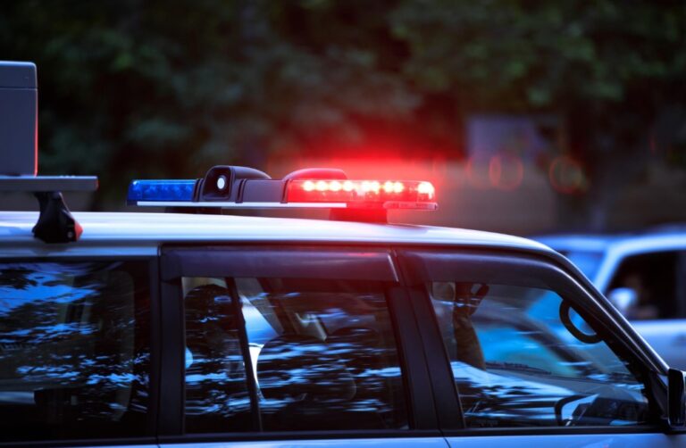 Omdlenie na drodze: Nietrzeźwy kierowca wywrócił busa z pieczywem