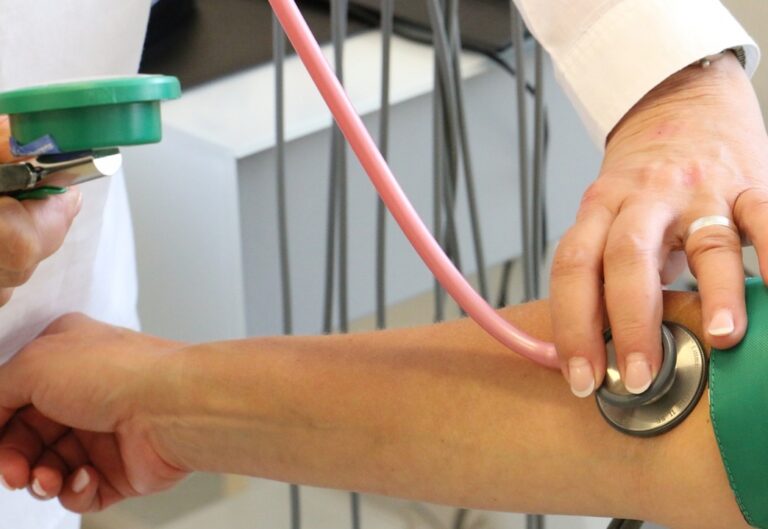 Walka pielęgniarek o wyższe wynagrodzenia i uznania kwalifikacji przed sądem