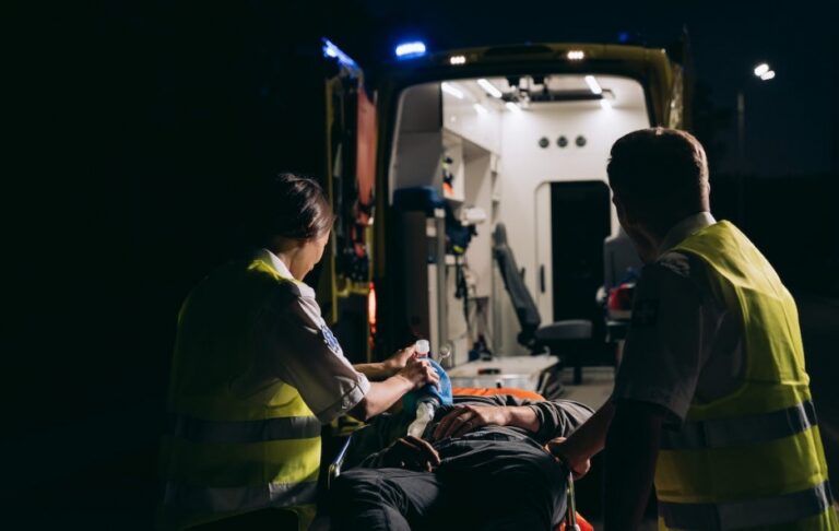 Wypadek samochodowy z udziałem karetki pogotowia koło Tarnowa – jedna osoba hospitalizowana