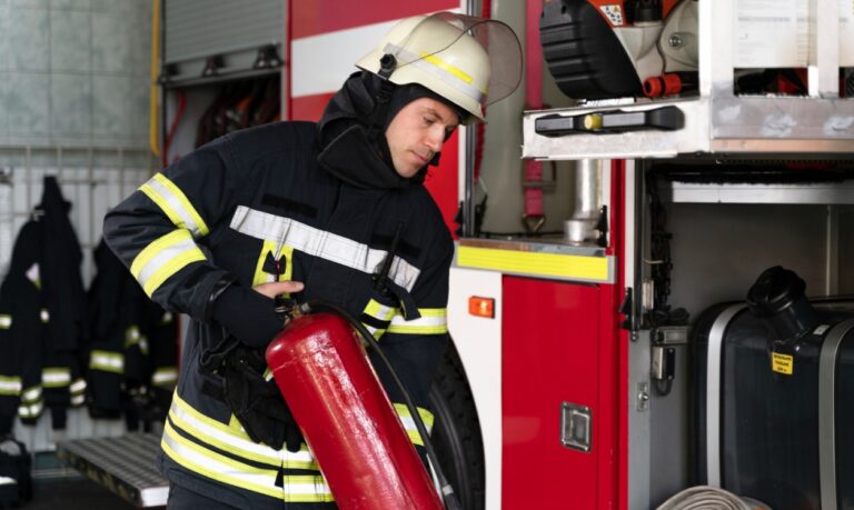 Wyjaśnianie przyczyn nietypowego pożaru na ulicy Giełdowej w Tarnowie – spaleniu uległy trzy pojazdy