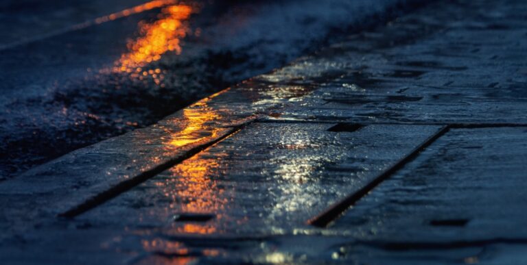 Alarm powodziowy w Tarnowie i okolicy po intensywnych opadach deszczu. Strażacy zabezpieczają budynki w Starych Żukowicach