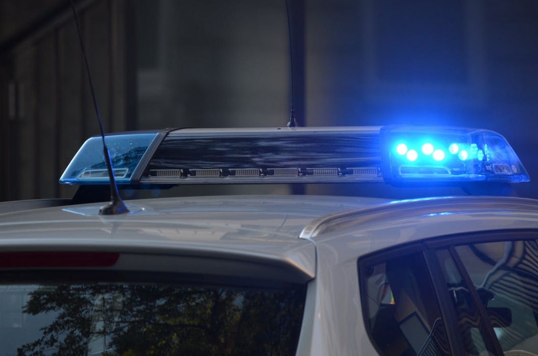Impreza pod śmietnikiem kończy się interwencją policji – nastolatkowie uzbrojeni w maczety i broń gazową