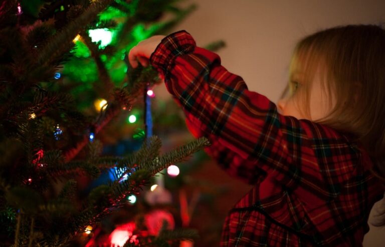 Wizyta Świętego Mikołaja w tarnowskich przedszkolach zakończona wspólnym ubieraniem choinki