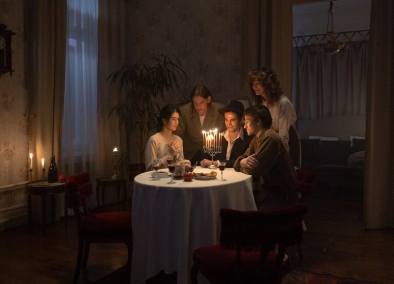 Świętowanie Chanuki w Tarnowie: Piąty płomyk na żydowskim świeczniku zapalony przed bimą Synagogi Starej