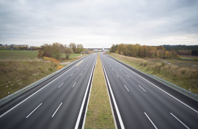53-letni mężczyzna spacerujący na autostradzie A4 – spacerującego po pasie awaryjnym