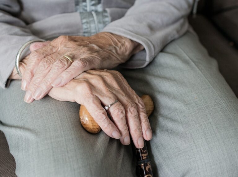 Podarunek z przesłaniem: Seniorzy w Małopolsce otrzymują laurki z ostrzeżeniami przed oszustwami