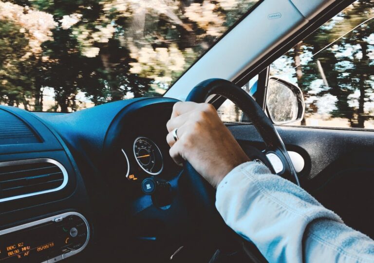 Prawo i konsekwencje: 60-latek zapłacił 2000 zł mandatu i zyskał 15 punktów karnych za wjazd na przejazd kolejowy na czerwonym świetle