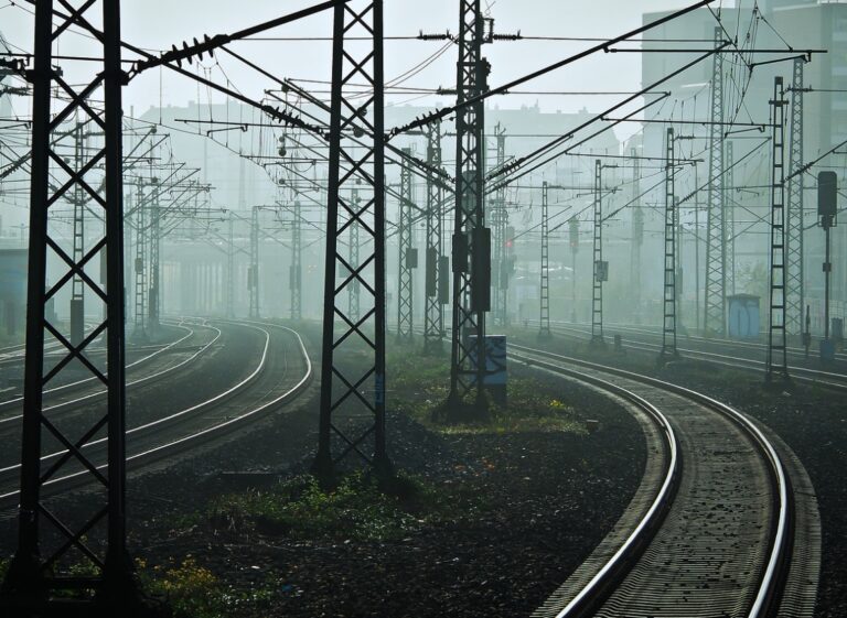 Mężczyzna stracił życie na tarnowskim szlaku kolejowym – dramatyczne zdarzenie w nocy