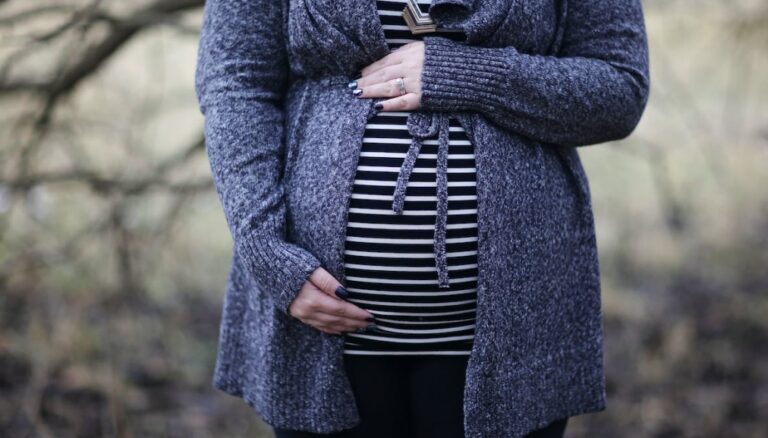 Dramatyczne chwile w Tarnowie: Policjanci eskortowali samochód z kobietą w trakcie porodu