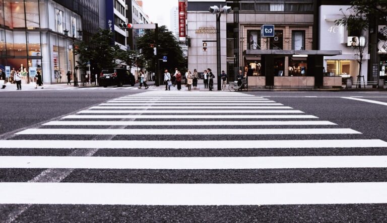Dwa incydenty na tarnowskich przejściach dla pieszych: Policja poszukuje kierowcy, który po potrąceniu 10-letniego chłopca zbiegł z miejsca zdarzenia
