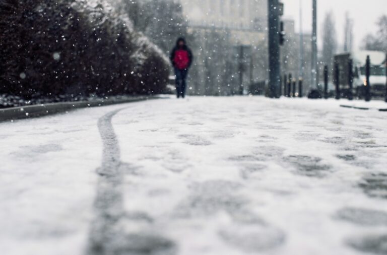 Ekstremalne mrozy w Tarnowie przyczyną pożarów samochodów i zatrzymania poszukiwanego przez policję