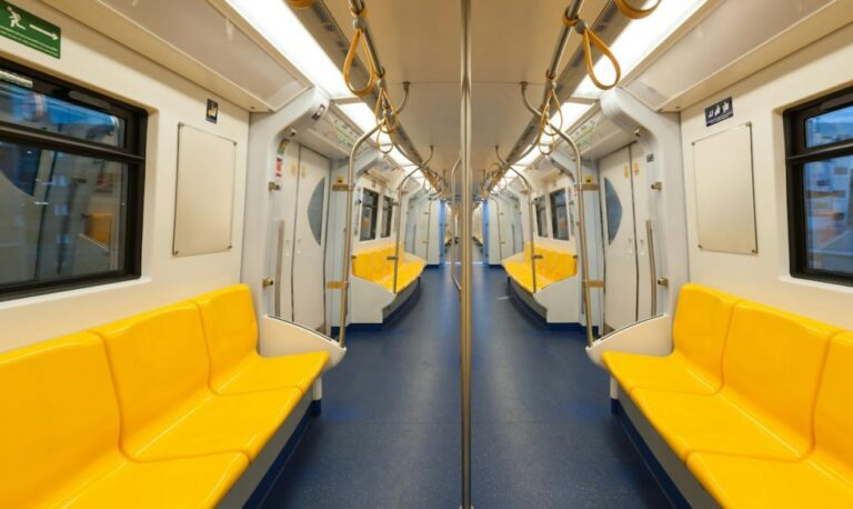 Kierowca autobusu miejskiego stracił prawo jazdy po naruszeniu przepisów na przejeździe kolejowym