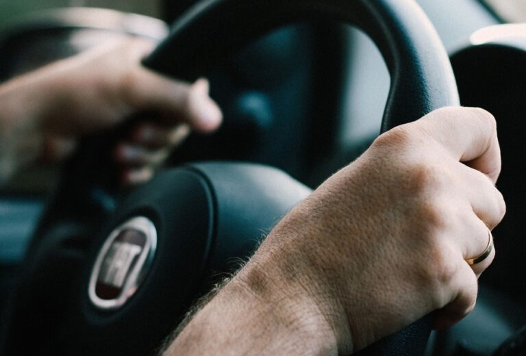 Pomoc policji dla kierowcy ciężarówki, który zawiódł się na nawigacji satelitarnej