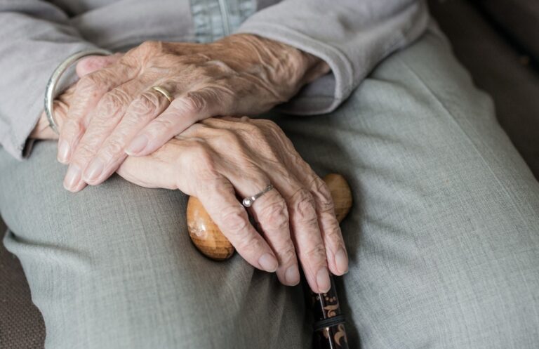 Program edukacyjny w Małopolsce: Walczymy z oszustwami seniorów