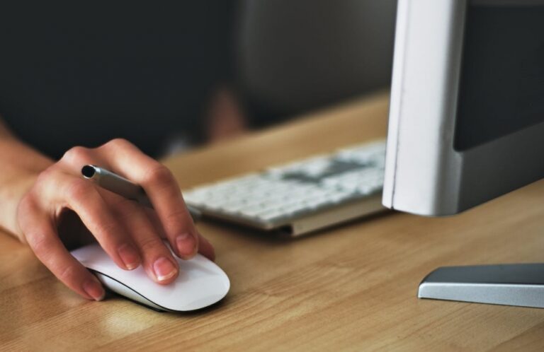 75-letnia kobieta z powiatu dąbrowskiego straciła 50 tys. zł na oszustwo "na policjanta"