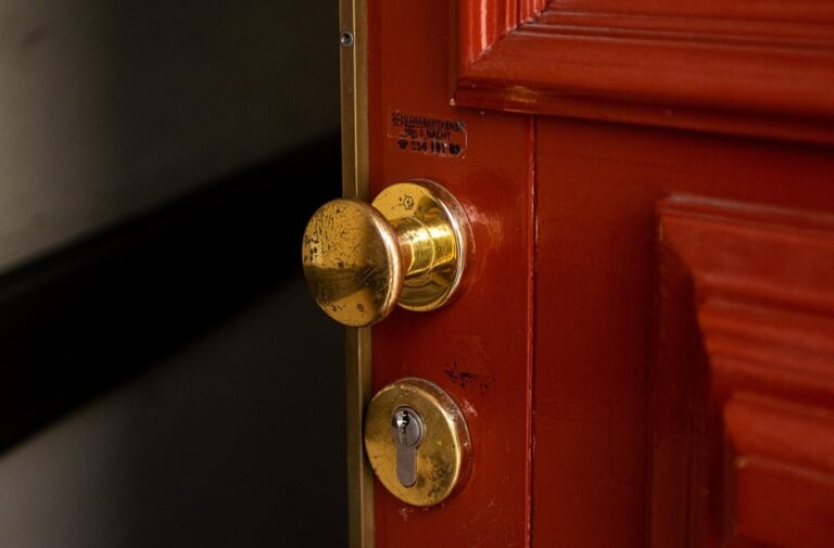 Interwencja sąsiadki i służb ratunkowych uratowała zasłabłego seniora w Tarnowie