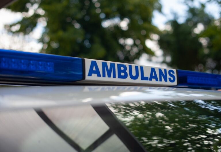 Zatroskana sąsiadka wezwała pomoc dla seniora z Tarnowa: Ratownicy i strażacy uchyleni drzwi