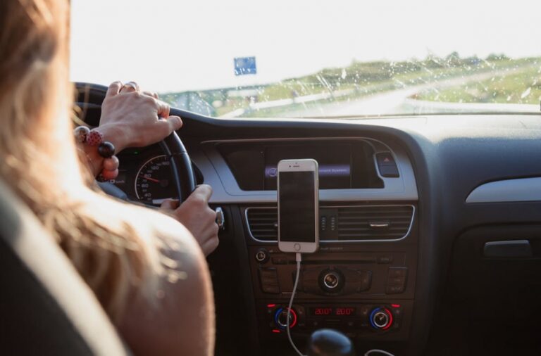 Fortuna uchroniła kierującą Seatem od tragedii: 22-letnia dziewczyna wjechała samochodem do stawu nie umiejąc pływać