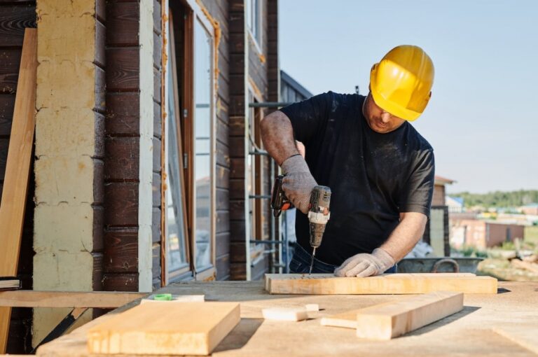 Awaria budowlana w Radłowie: Zawalenie części ściany starego spichlerza