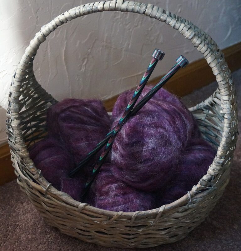 Zaproszenie na spotkanie Czwartkowego Klubu Robótek Ręcznych w tarnowskiej bibliotece