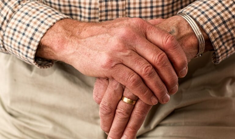 Bezradny 36-letni pacjent Domu Pomocy Społecznej gubi się i zostaje odnaleziony z objawami wyziębienia