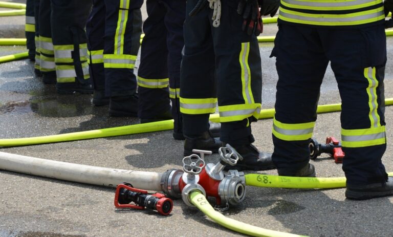 Ekstremalna walka z żywiołem w Ołpinach – prawie 80 strażaków starało się opanować pożar