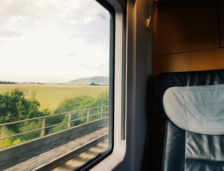 Specjalna propozycja na ferie zimowe: bilety kolejowe za jedną złotówkę dla młodzieży do 24 roku życia