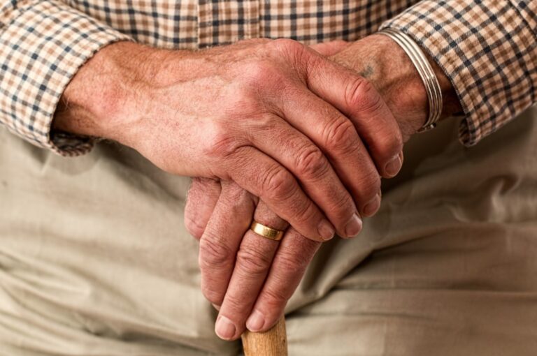 Sprytne oszustwa na starszych obywatelach: dwie kobiety straciły łącznie 90 tysięcy złotych