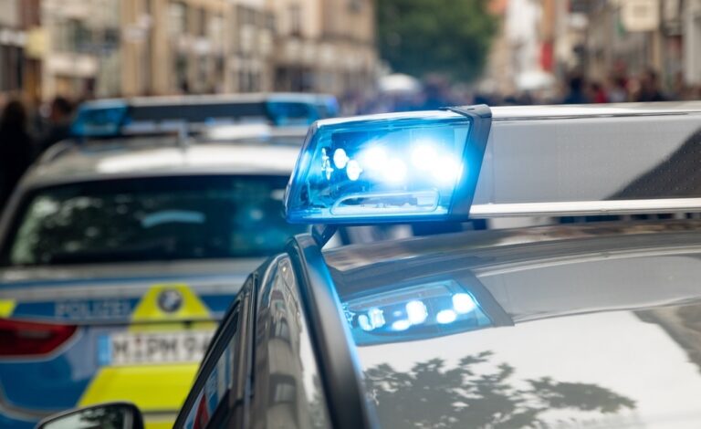 Tragiczne zdarzenie w Ryglicach: Samochód bez kierowcy spadł ze zbocza i uderzył przechodnia