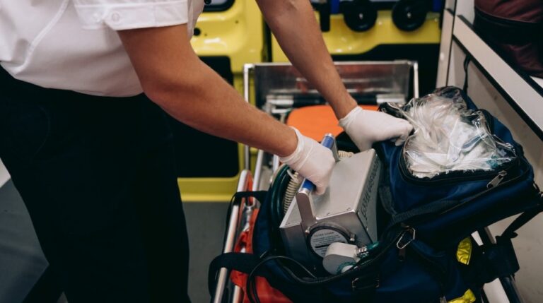 Wypadek motocyklisty z samochodem osobowym w Wierzchosławicach – ciężkie obrażenia i zniszczenia mienia