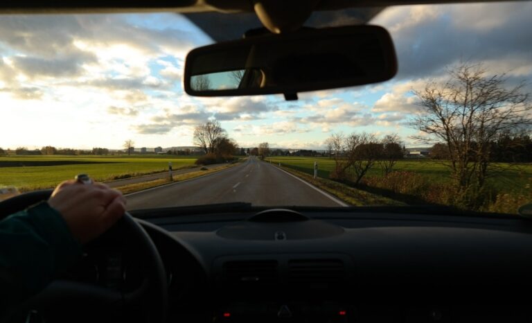 Zamieszanie na drogach związane z protestami rolników w powiecie tarnowskim: szczegółowe informacje i zalecenia