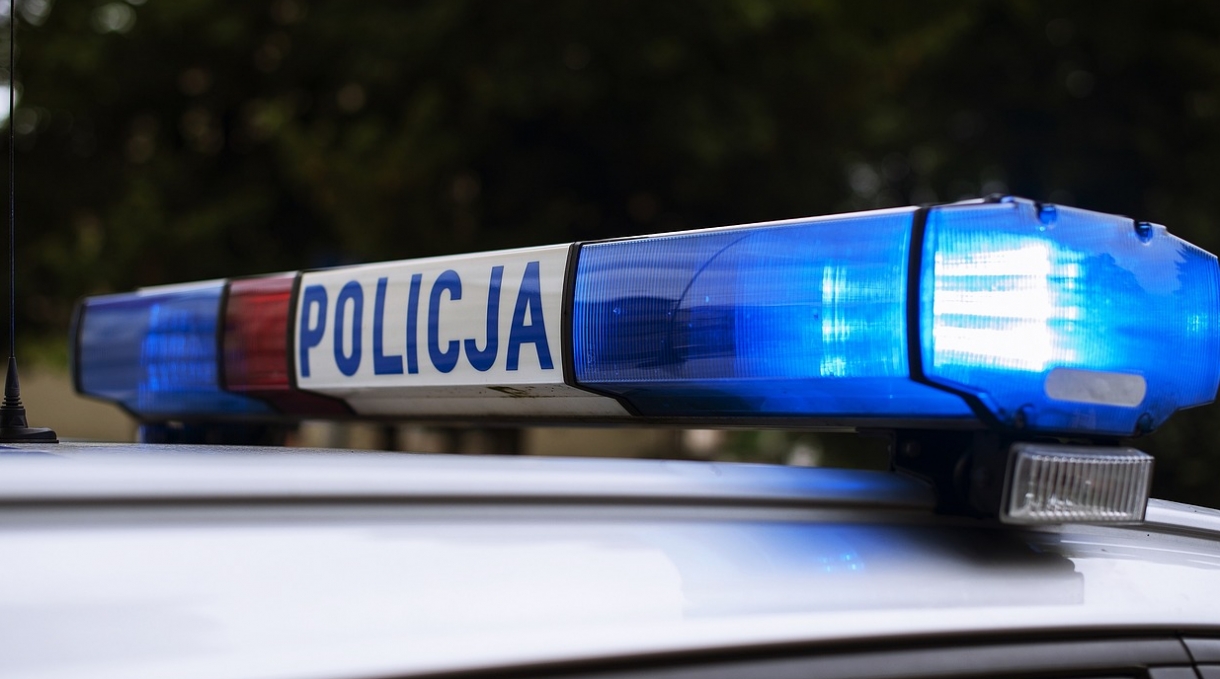 Policjanci z Tarnowa zatrzymują poszukiwanego 29-latka. Mężczyźnie grozi do 18 lat pozbawienia wolności za rozboje i kradzież