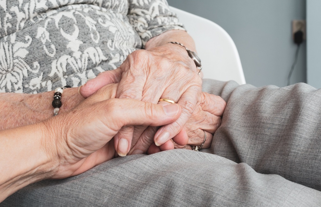 Oszuści liczą na dezorientację seniorów: 77-letnia kobieta straciła 27 tysięcy złotych