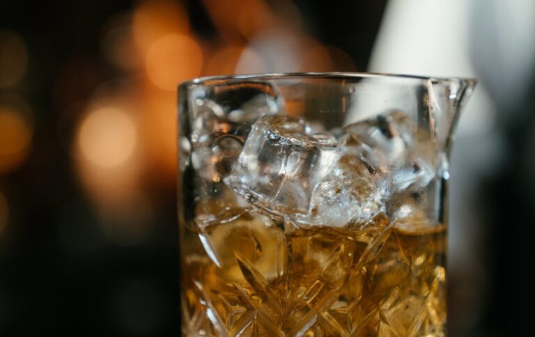 Głodny mocnych wrażeń złodziej whisky zatrzymany przez policjanta i ochroniarza